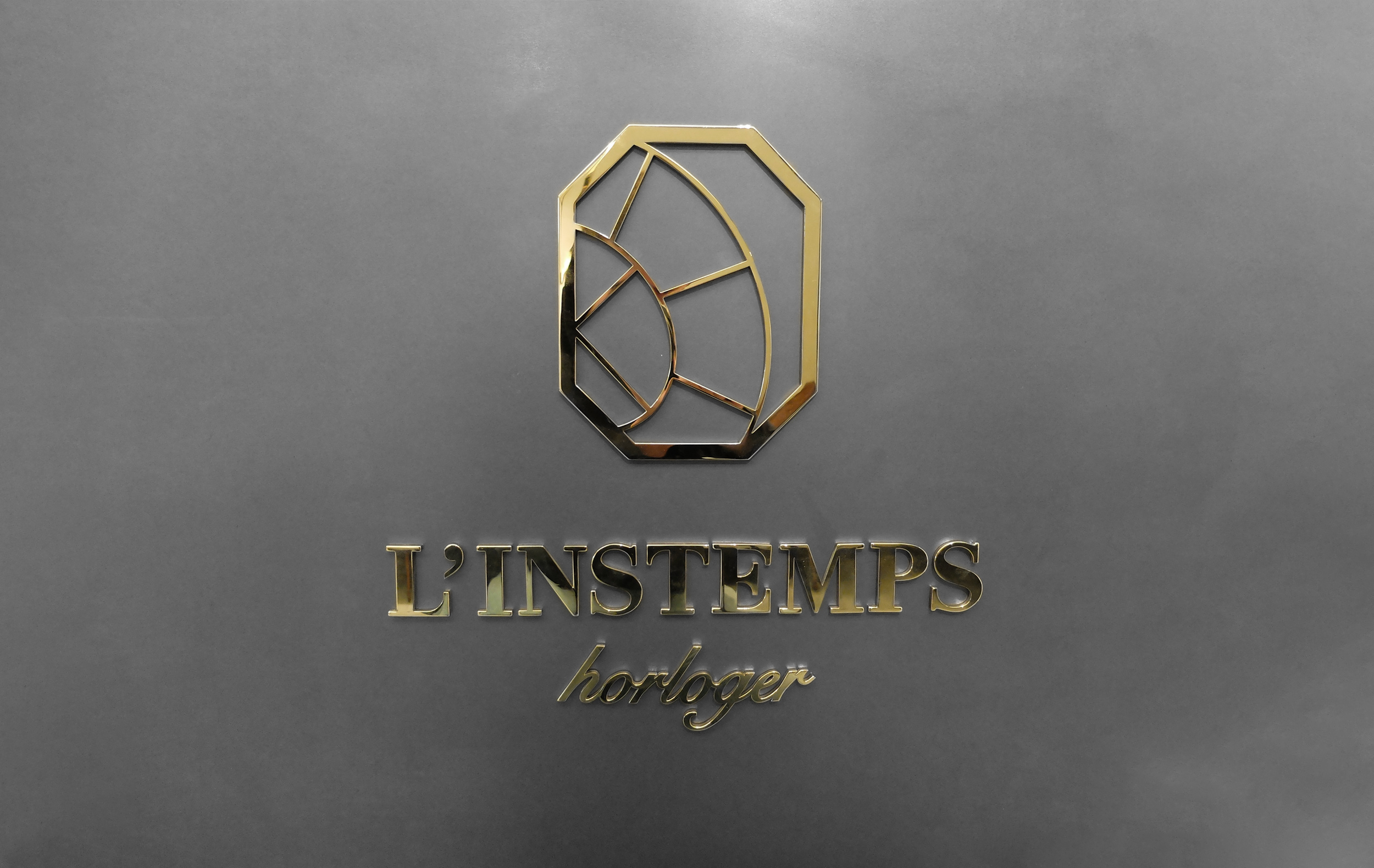Omecara-L’instemps-brass-logo-desk